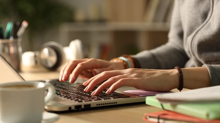 mains saisissant du texte sur le clavier d'un ordinateur portable